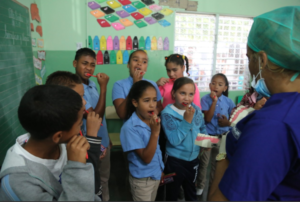 El Instituto Nacional de Bienestar Estudiantil y el Grupo Rica, a través de su Fundación Rica, realizaron una jornada integral de salud, donde fueron examinados 2,875 estudiantes de los centros educativos : Villa Pinales, Leónidas Rosado, El Tornado y Arroyo Arriba del municipio de Constanza.