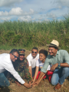 La Comisión Militar y Policial (Comipol) y de Mantenimiento de Carreteras del Ministerio de Obras Públicas participaron en la jornada de reforestación de 1,500 árboles en la Autovía del Coral, junto al Ministerio de Medio Ambiente y Recurso Naturales y la Corporación Dominicana de Empresas Eléctricas Estatales (CDEEE).