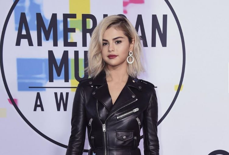 Selena Gómez muestra su nuevo look en los American Music Awards