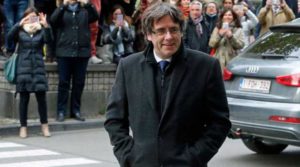 El expresidente catalán Carles Puigdemont ha confirmado hoy que tanto él como cuatro de sus exconsellers permanecerán en Bruselas y no acudirán mañana a la Audiencia Nacional