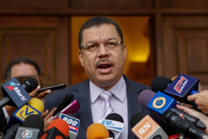 VZL01. CARACAS (VENEZUELA), 14/12/2017.- El diputado Simón Calzadilla habla con los medios de comunicación hoy, jueves 14 de diciembre de 2017, en Caracas (Venezuela). La oposición venezolana, reunida en la Mesa de la Unidad Democrática (MUD), dijo hoy que sólo suscribirá con el Gobierno de Nicolás Maduro un acuerdo que garantice su 