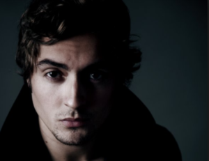 Alec Whaite es un joven de 27 años nacido en Caracas Venezuela, con raíces británica y germano-polaca, desde muy joven se inclinó por la actuación donde participó en distintas obras de teatro.
