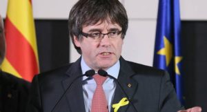 Puigdemont propone a Rajoy reunirse fuera de España
