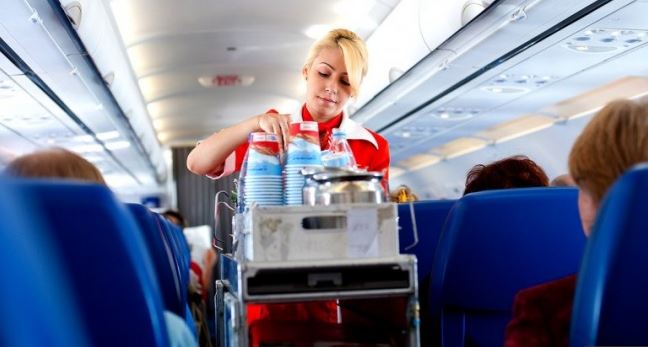 Pasajera de vuelo a Suiza obliga a aterrizar de emergencia porque no le sirvieron champaña