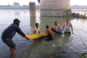 Al menos 32 muertos en India al caer un autocar en un río