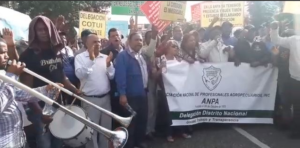 Profesionales agropecuarios se manifiestan frente al IAD en reclamo de reivindicaciones