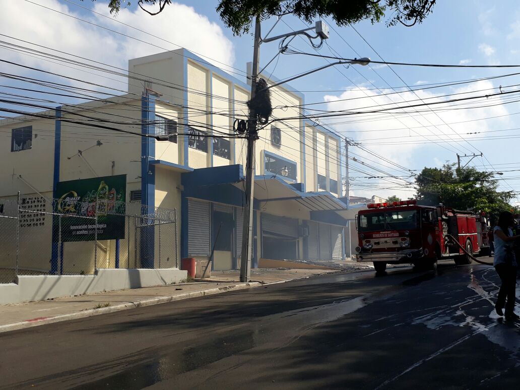 Se incendia almacén de telas en Santiago