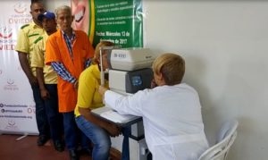 Empleados de la OMSA son beneficiados con operativo de lentes gratis y canastillas 