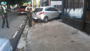 Dos heridos en accidente de vehículo que impactó motorista por esquivar hoyo cerca de la Kennedy