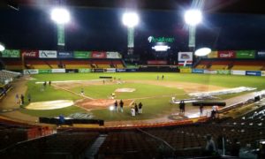 Acondicionan terreno del Estadio Cibao previo a cuarto Juego Serie Final