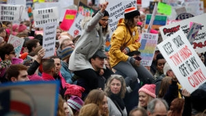 Primer año de la presidencia de Trump acaba con masivas marchas en su contra y cierre del Gobierno