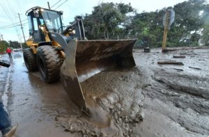 Suman 15 las víctimas por deslizamiento de tierra en California