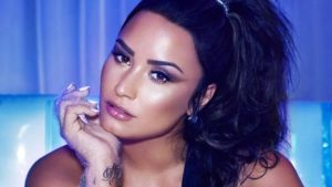 Demi Lovato dejó en schock a todos luego de besar a su bailarina en pleno show