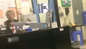 Despiden maestra tras amenazar a estudiante con expulsarlo de Estados Unidos