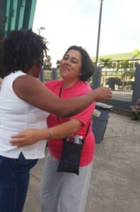 Jóvenes regalan abrazos en estación del Metro 