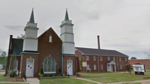 Una mujer estadounidense sale de una iglesia y se arranca los ojos