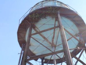 A punto de caer antiguo tanque de agua en El Catey de Sánchez 