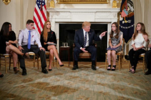 Trump promete control más riguroso para compra de armas