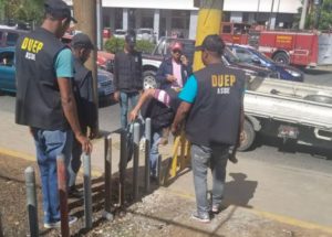 SDE derriba pilotillos impedían libre paso de peatones en carretera Mella