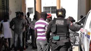 Hombres furiosos tratan de ocupar hospital en SFM por muerte de embarazada