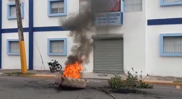 Con quema de neumáticos y escombros en las calles de Bonao comunitarios exigen obras