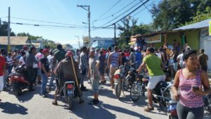 Matan uno de tres asaltantes a sucursal bancaria en Vicente Noble