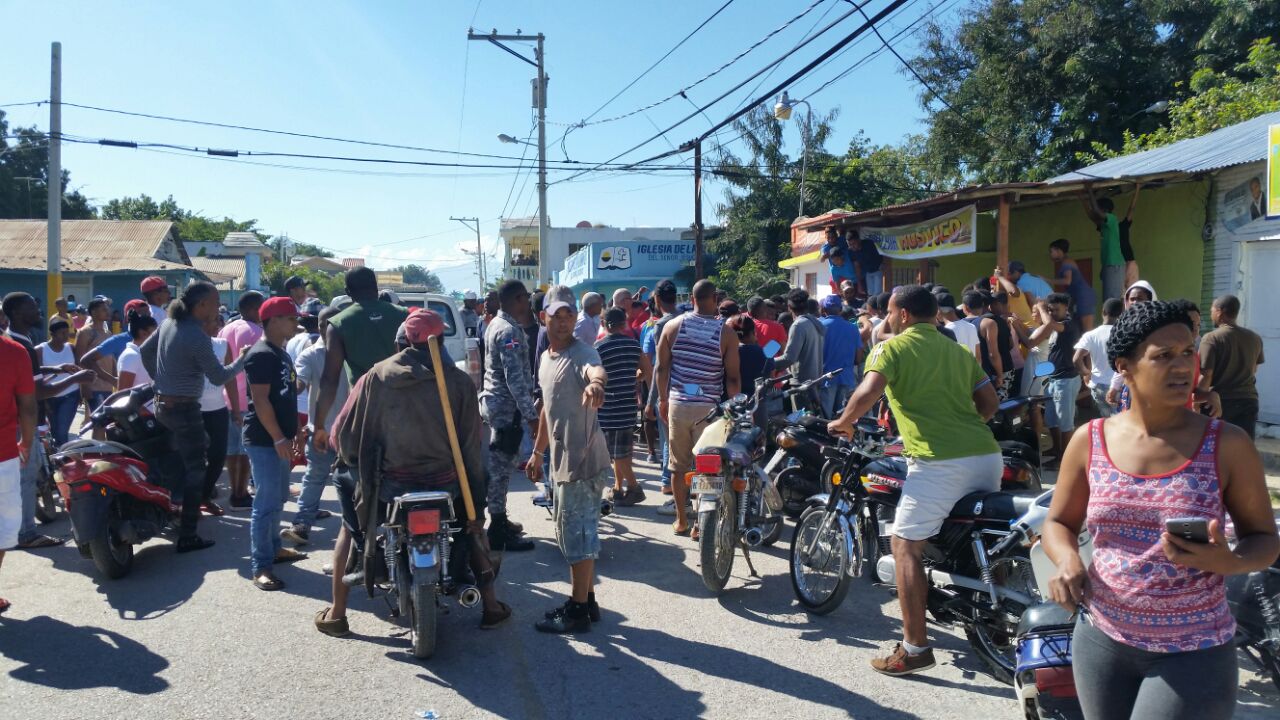 Matan uno de tres asaltantes a sucursal bancaria en Vicente Noble