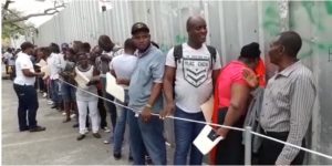 Extranjeros acude a sede Migración para retirar carnet de no residentes