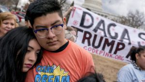 El DACA debió terminar este lunes, pero continuará por ahora