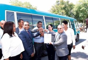Gobierno entrega autobús a universitarios de Semana Santa, Yaguate