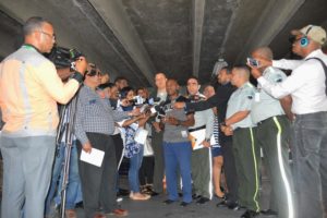 Revelan las razones que alegó conductor de vehículo detenido tras subirse a acera