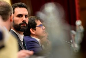 Independentistas catalanes instan a investir a Puigdemont
