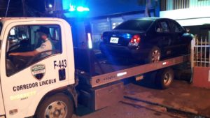 Revelan las razones que alegó conductor de vehículo detenido tras subirse a acera

