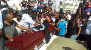 Sepultan restos de estudiante que mataron por un celular