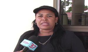 Madre denuncia que  agentes DNCD despojaron a su  hijo de RD$28,000 en  Las Matas de Farfán