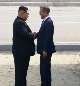 Kim Jong-un, cruzó hoy la línea de demarcación militar que separa las dos Coreas 
