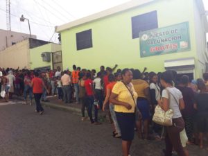 Vuelven largas filas en puesto de vacunación en busca de prevenir difteria

