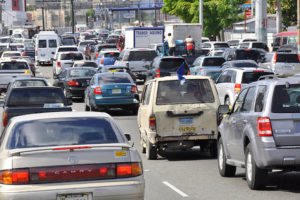 Grandes congestionamiento de vehículos en la Avenida John F. Kennedy
Fotos:Carmen Suárez/Acento.com.do
Fecha: 23/12/2013