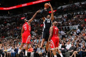 Spurs arrollan a Rockets; evitan barrida