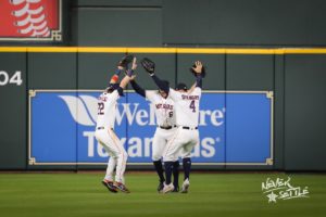 Astros cortan racha a Yankees; le ganan 2-1