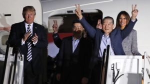 Trump recibe a los tres estadounidenses liberados por Pyongyang