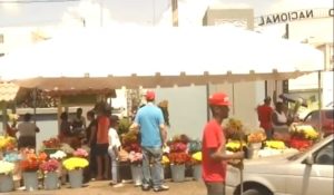 Familias asisten a cementerios en Día de las Madres