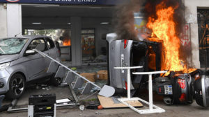 París: marcha en Día Internacional del Trabajo genera enfrentamientos entre manifestantes y policías 