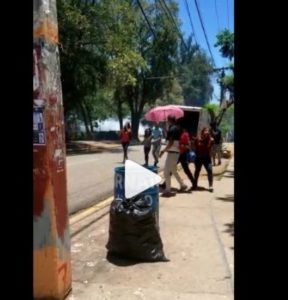 Manifestantes y policías se enfrentan en la UASD

