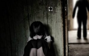 Una niña de seis años es violada y estrangulada por dos hermanos menores en la India
