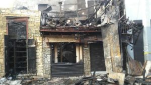 Incendio consume emblemática librería en Santiago