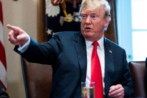 Trump firma una orden para dejar de separar a niños inmigrantes de sus padres