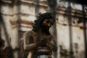 GU7010. ANTIGUA GUATEMALA (Guatemala), 03/06/2018.- Ceniza sobre una imagen religiosa de Jesús en la ciudad de la Antigua Guatemala, Sacatepéquez, tras la erupción del Volcán de Fuego hoy domingo 3 de junio de 2018. El volcán de Fuego, ubicado a unos 50 kilómetros al oeste de la capital de Guatemala, comenzó hoy una nueva erupción, la segunda este año, con fuertes explosiones y una columna de ceniza que se alzaba a 6.000 metros de altura sobre el nivel del mar. EFE/Esteban Biba