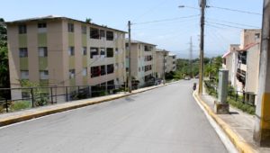 Samaná: piden reubicar familias dejadas fuera de apartamentos en 2012 y otras que perdieron casas en 2016