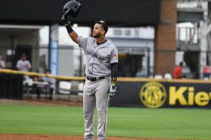 Dominicano Randy César establece marca de juegos bateando de hit en Doble-A
